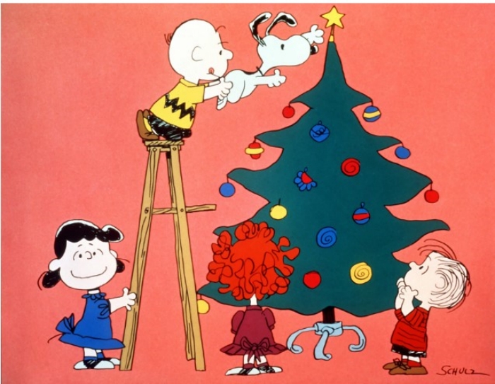 朋友們了解到不該嘲笑查理布朗後，和他一起合力裝飾聖誕樹。（credit:United Feature Syndicate）